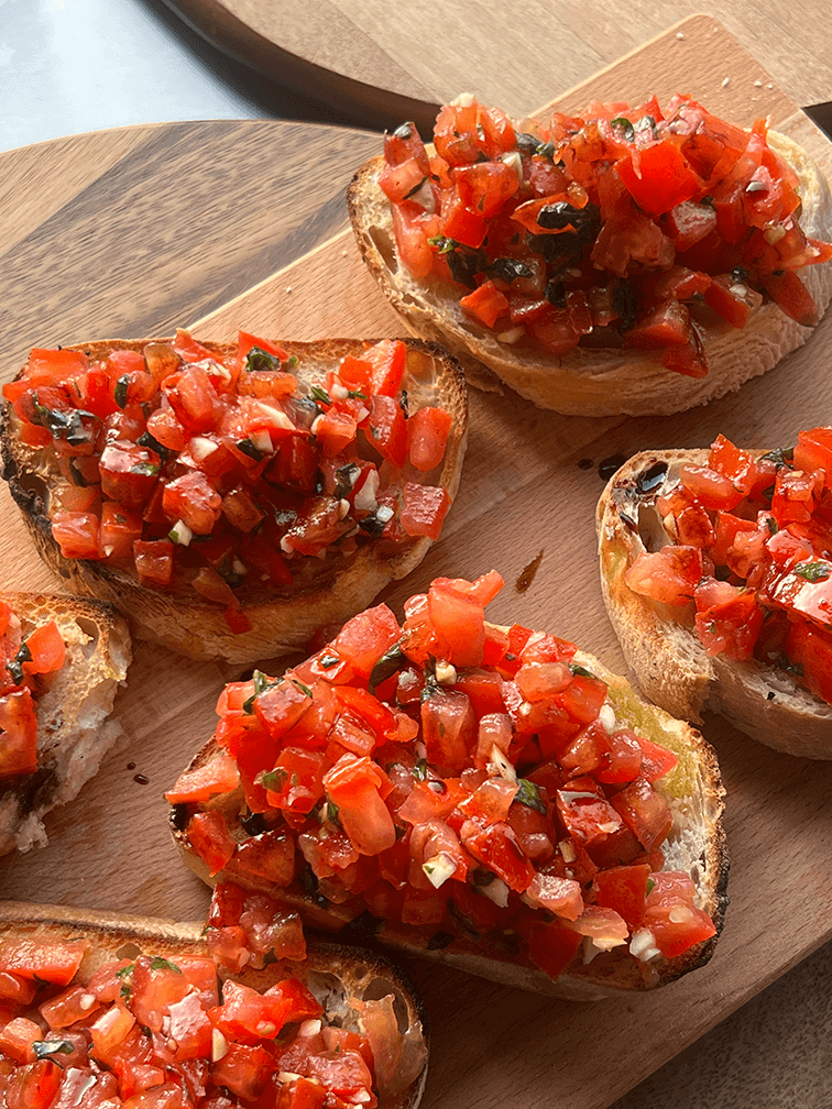 Bruschetta met verse tomaten, knoflook en basilicum, perfect als voorgerecht of snack.