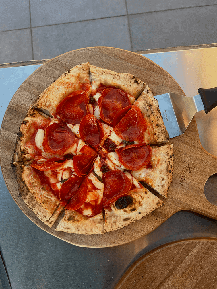 Heerlijke pizza met pepperoni, kaas en knapperige korst, perfect voor elke gelegenheid.