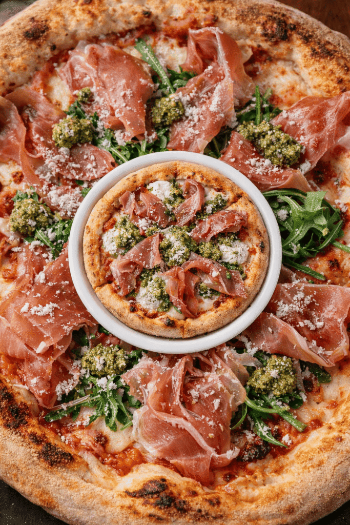 Up van een pizza met prosciutto, rucola en Parmezaanse kaas, perfect voor catering en evenementen.