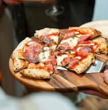 Pizza met verse ingrediënten en knapperige korst bij Prestigio.