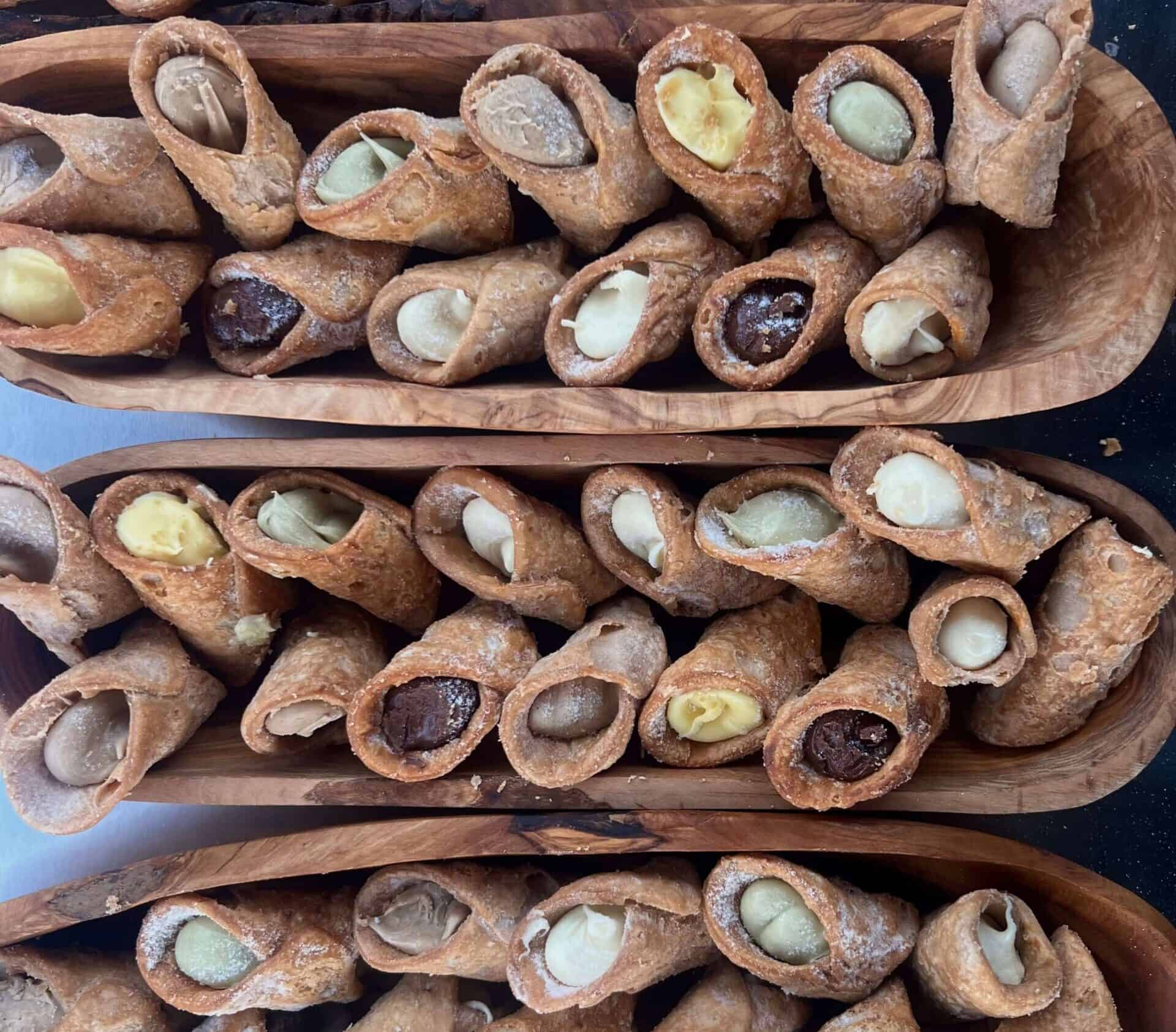 Crostini met diverse vullingen, knapperig en smakelijk, ideaal voor catering en feestjes.